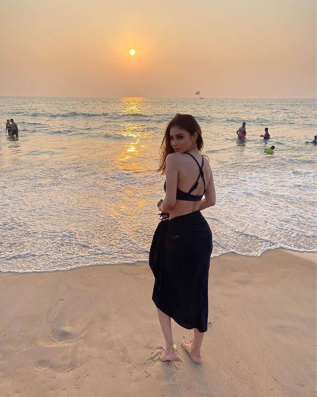Mouni Roy Takes To The Beach In Racerback Black Bikini Set Bids Goodbye With A Hot