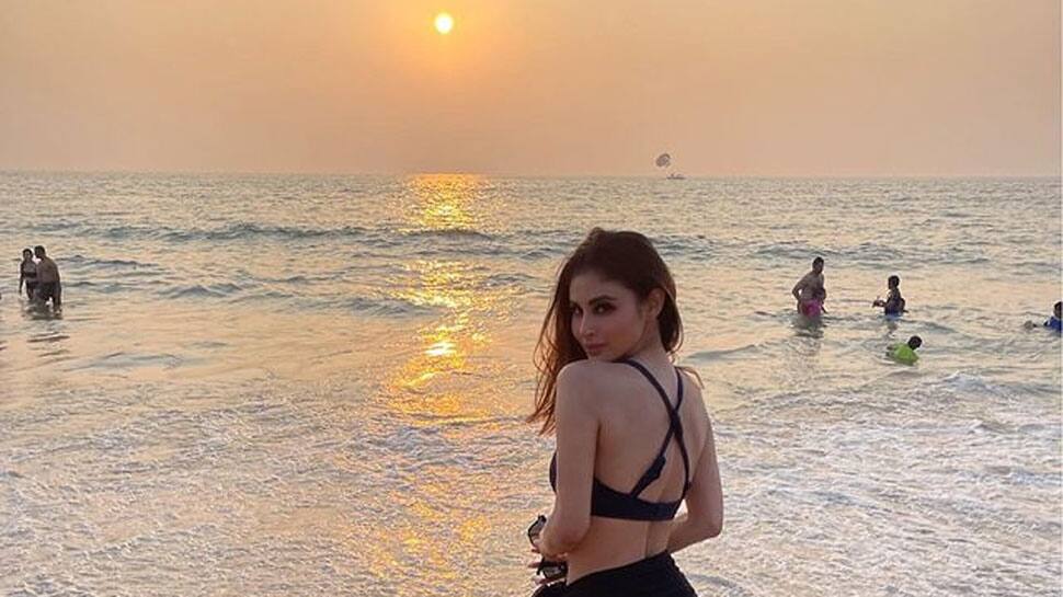 Brahmastra S Junoon Aka Mouni Roy S Bikini Pics From Poolside View Set Internet On Fire