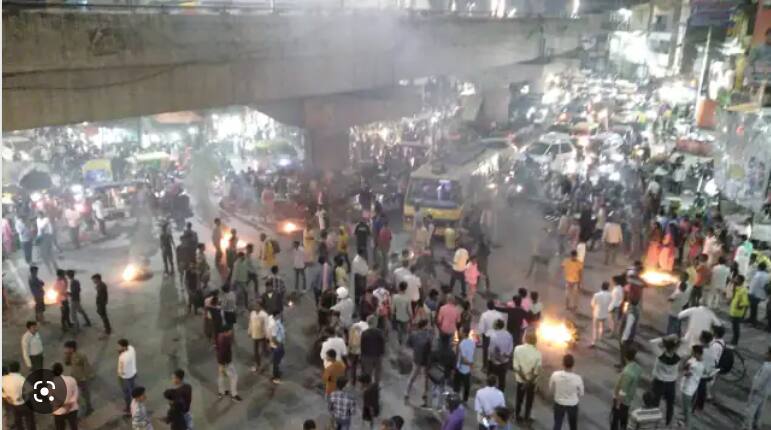 Stone Pelting Between Two Groups During Shobha Yatra In Vadodara Zee News