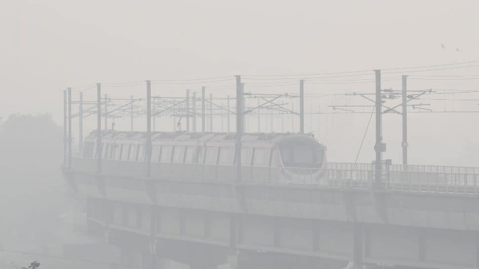 Thick Smog Engulfs In Delhi As Air Quality Deteriorates To Very Poor Level