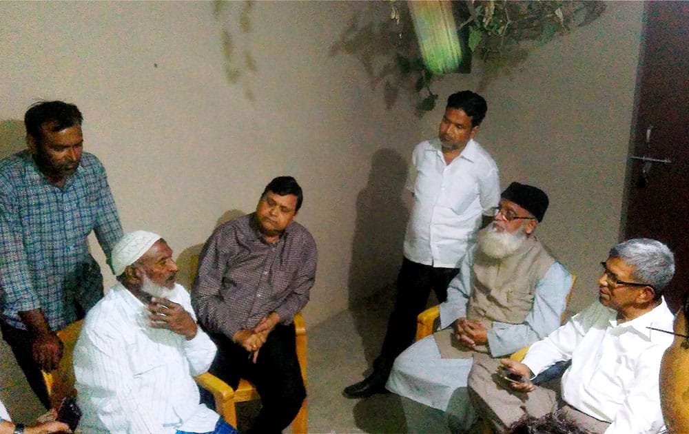 Rihai Manch activists meeting terror suspect Saifullas father Sartaj in Kanpur