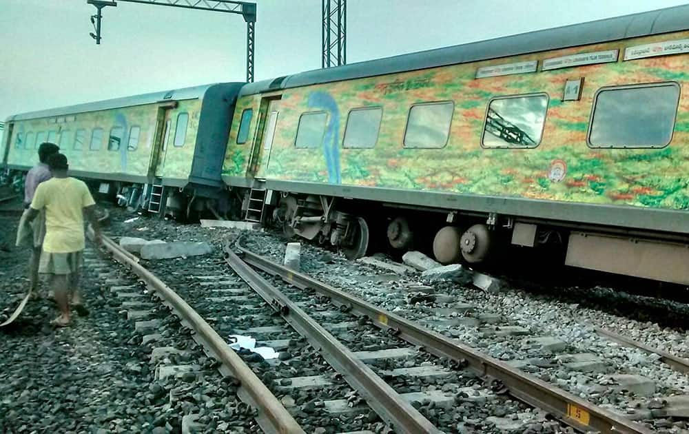 The derailed Secunderabad-LTT Duronto Express at the Martur Railway Station.