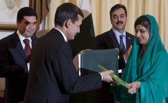 Turkmenistan`s minister Rashid Meredov, second left, exchanges copies of agreements signed with Pakistan`s Foreign Minister Hina Rabbani, during a ceremony as Pakistan`s Prime Minister Yusuf Raza Gilani, second right, and Turkmenistan`s President Gurbanguly, left, look on in Islamabad.
