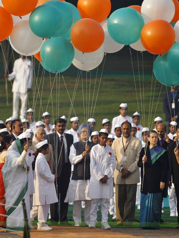 Pratibha Patil, Manmohan Singh, and Sonia Gandhi prepare to release balloons at the memorial of Jawahar Lal Nehru birth anniversary in New Delhi.
