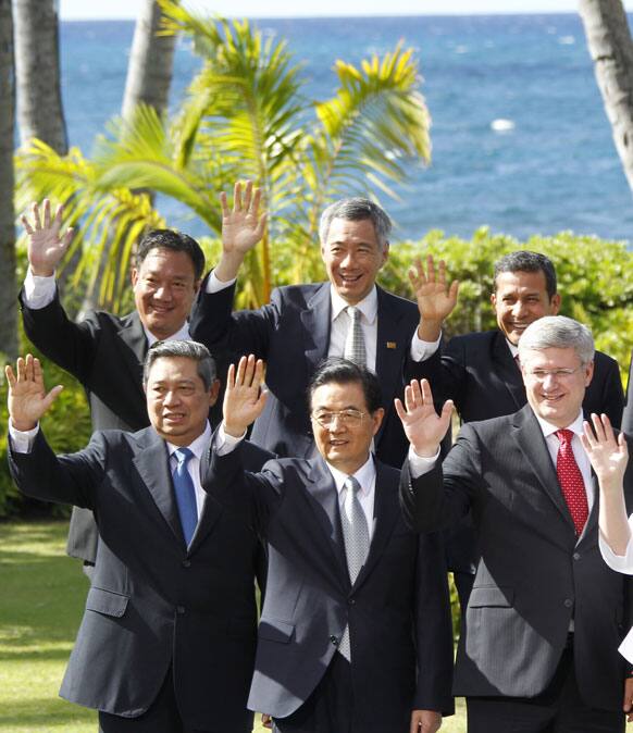 Chinese President Hu Jintao and other leaders wave during the official photo session at the Asia-Pacific Economic Cooperation summit in Kapolei, Hawaii.
