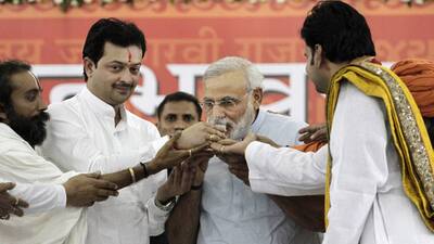 Bhaiyyuji Maharaj, Dilipdaji Maharaj of Lord Jagannath temple, and other saints offer lemon juice to Gujarat Chief Minister Narendra Modi to break his fast in Ahmadabad.