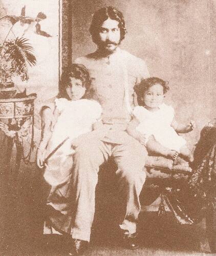 Tagore with eldest daughter Madhurilata and eldest son Rathindranath.