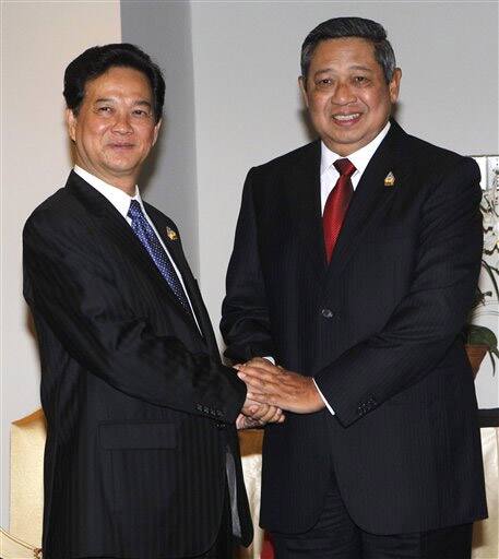 Indonesian President Susilo Bambang Yudhoyono, right, greets Vietnamese Prime Minister Nguyen Tan Dung prior to their bilateral meeting at the 18th ASEAN Summit in Jakarta.