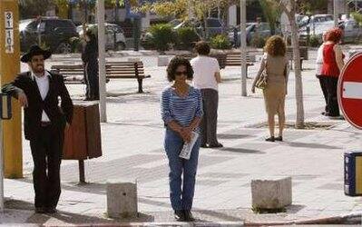 Israelis stand still in Tel Aviv as a two-minute siren marking Holocaust Remembrance Day is sounded across Israel April 21, 2009. Israel on Tuesday marks the annual memorial day commemorating the six million Jews killed by the Nazis in the Holocaust during World War Two.