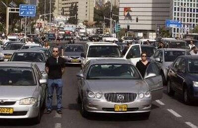 sraelis stand near their cars in Tel Aviv as a two-minute siren marking Holocaust Remembrance Day is sounded across Israel April 21, 2009. Israel on Tuesday marks the annual memorial day commemorating the six million Jews killed by the Nazis in the Holocaust during World War Two.