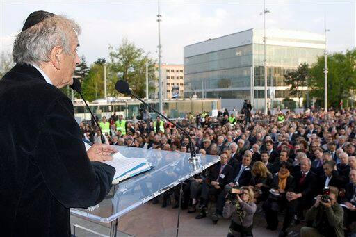 Nobel peace laureate Elie Wiesel delivers a statement during a ceremony to mark Israel`s Holocaust day at the Place de la Nation, outside the UN headquarters in Geneva, Switzerland. 