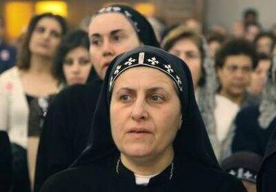 Syrian Orthodox Christians attend an Orthodox Easter service at a church in Damascus April 19, 2009.