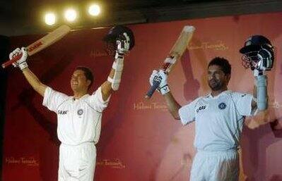 Indian cricketer Sachin Tendulkar (R) poses with his new wax statue made by Madame Tussauds London museum, during its unveiling in Mumbai April 13, 2009.