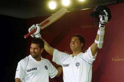 Indian cricketer Sachin Tendulkar (L) poses with his new wax statue made by Madame Tussauds London museum, during its unveiling in Mumbai April 13, 2009.