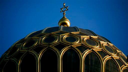 Die Kuppel der Grossen Synagoge in Berlin Mitte leuchtet am Mitwoch, in den ersten Sonnenstrahlen des seltenen juedischen Fests 