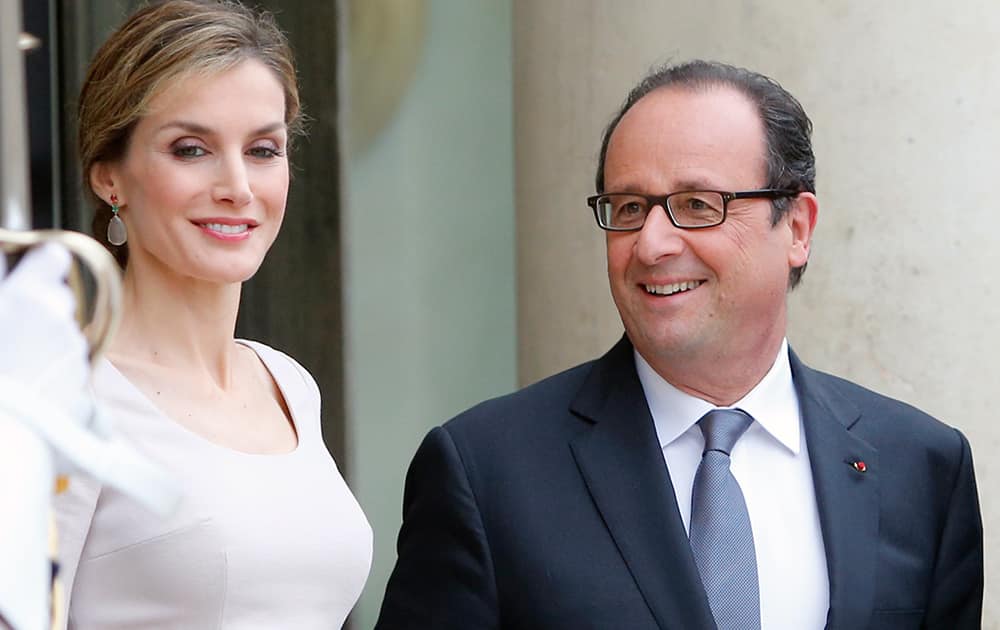 French President, Francois Hollande, right, poses with Queen Letizia of Spain upon her arrival with Spain`s King Felipe VI at the Elysee Palace in Paris, France.