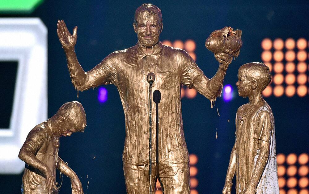 David Beckham (C) & his sons, Romeo (R) & Cruz, get slimed as Beckham accepts the legend award at the Kids Choice Sports Awards at UCLAs Pauley Pavilion.