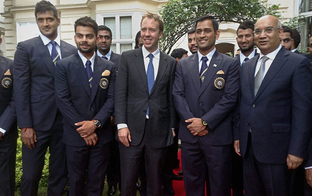 Indian cricket captain Mahendra Singh Dhoni (second R) with his squad at a special reception hosted by Indian High Commissioner Ranjan Mathai (not seen in picture) with special guests including newly appointed UK Business minister Mike Hancock (C), senior Indian-origin Labour MP Keith Vaz (R).