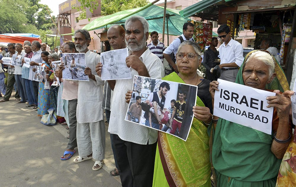 Survivors of the Bhopal Gas Disaster forming a human chain to call for an end to Israeli military strikes on Gaza, in Bhopal.