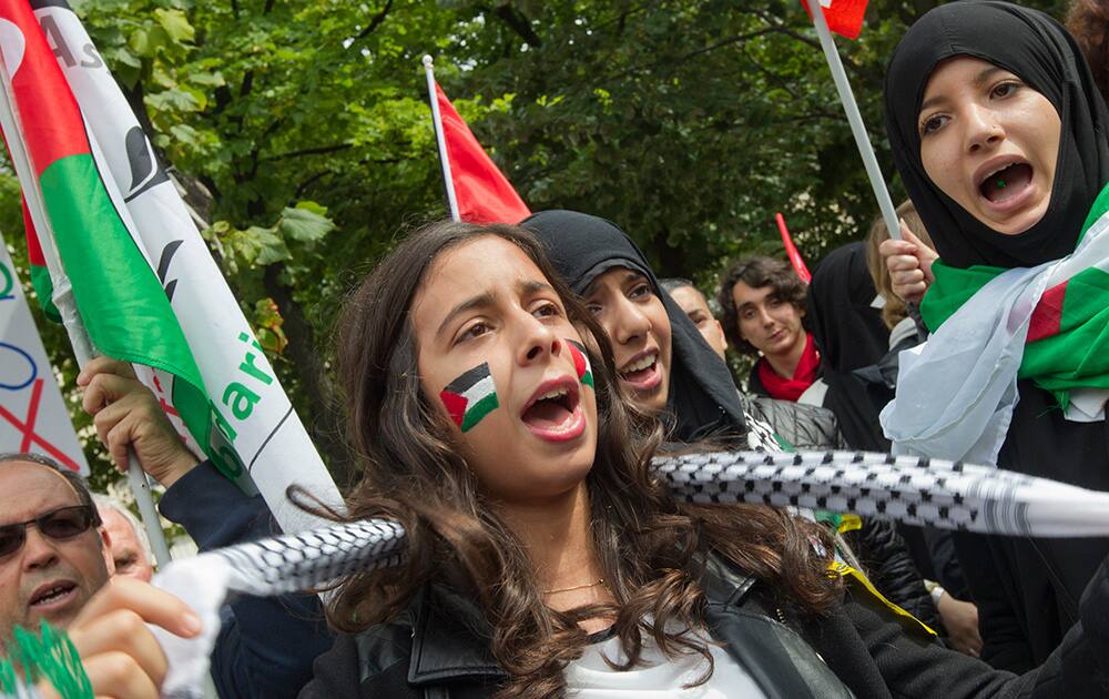 Some 200 Palestinian activists from the organization Combatants For Peace gathered in Paris to protest against recent acts of violence between Israelis and Palestinians.