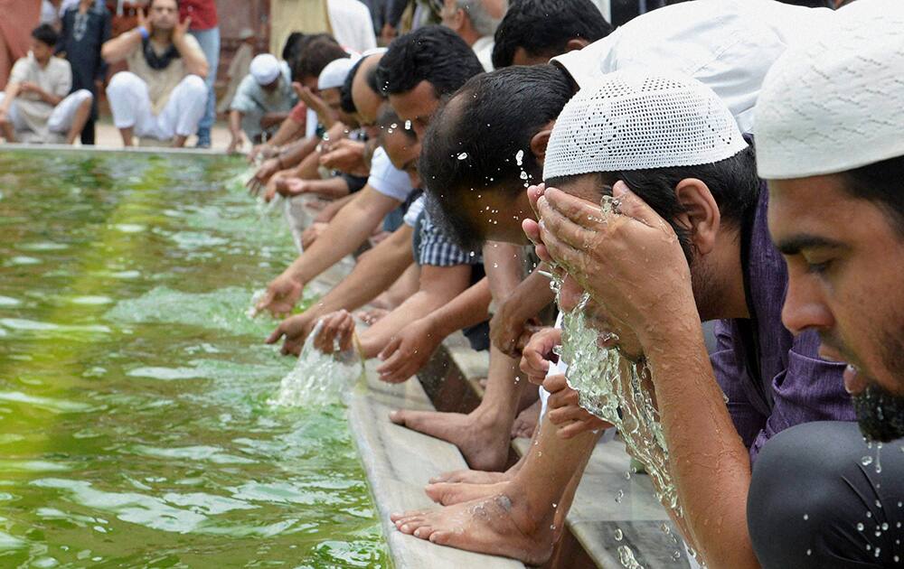 Muslims doing `Wazoo` before offering namaz at Taj-ul-Masajid in Bhopal on the first Friday of the holy month of Ramadan.