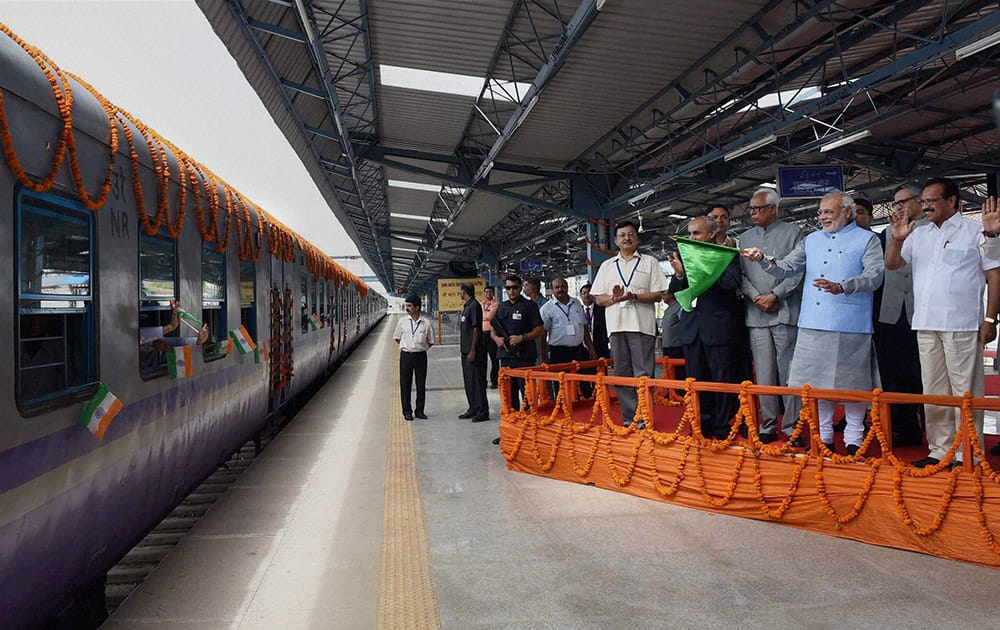 Prime Minister Narendra Modi with Railway Minister Sadananda Gowda, Governor of Jammu & Kashmir, N N Vohra, J&K CM Omar Abdullah flagging off the first train (Shri Shakti Express) to Udhampur, from Katra Railway Station.