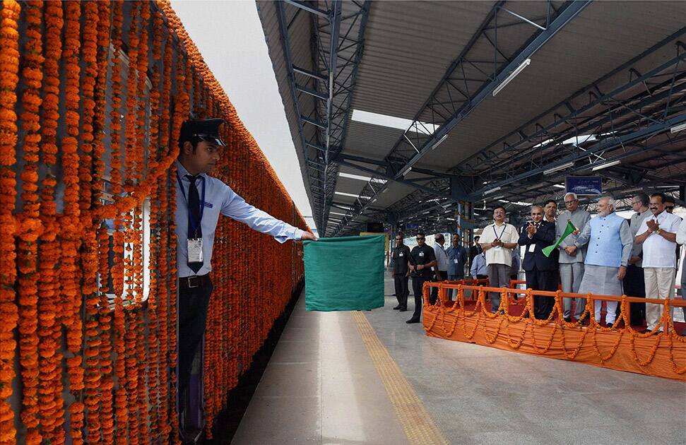 Prime Minister Narendra Modi with Railway Minister Sadananda Gowda, Governor of Jammu & Kashmir, N N Vohra, J&K CM Omar Abdullah flagging off the first train (Shri Shakti Express) to Udhampur, from Katra Railway Station.