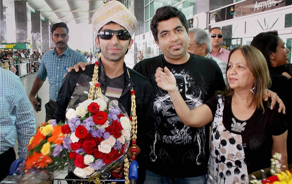 Snooker player Pankaj Advani, who won 6 Red Snooker titles at Sharm-el-Sheikh in Egypt, is welcomed by his mother (R), brother and fans on his arrival at the International Airport in Bengaluru.