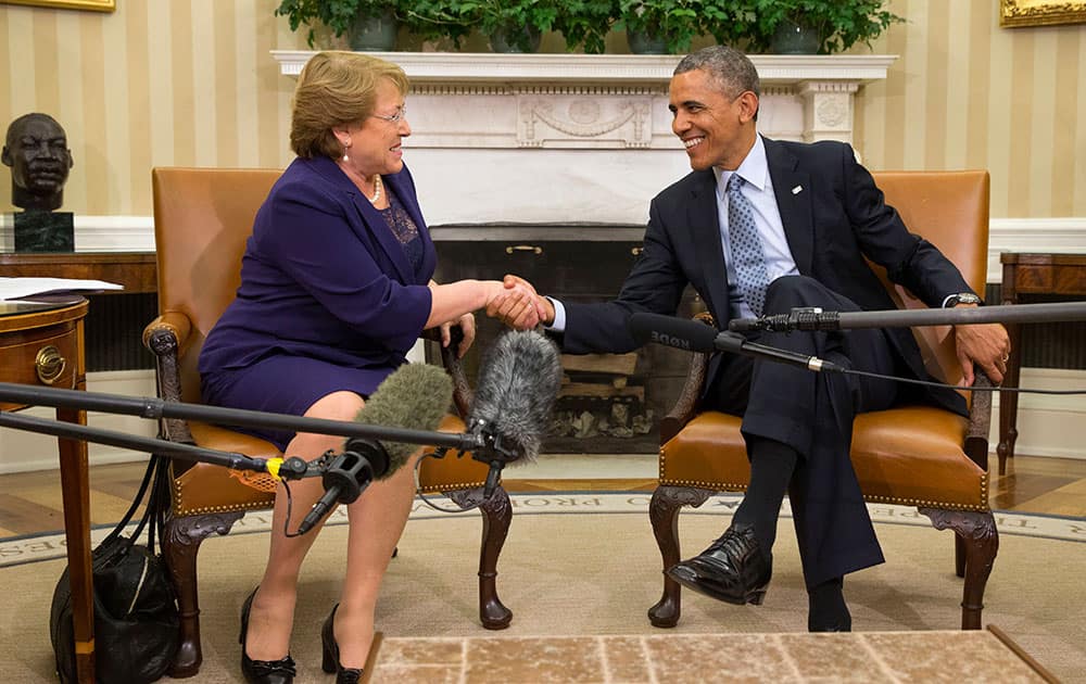 President Barack Obama shakes hands with Chile`s President Michelle Bachelet in the Oval Office of the White House in Washington. 