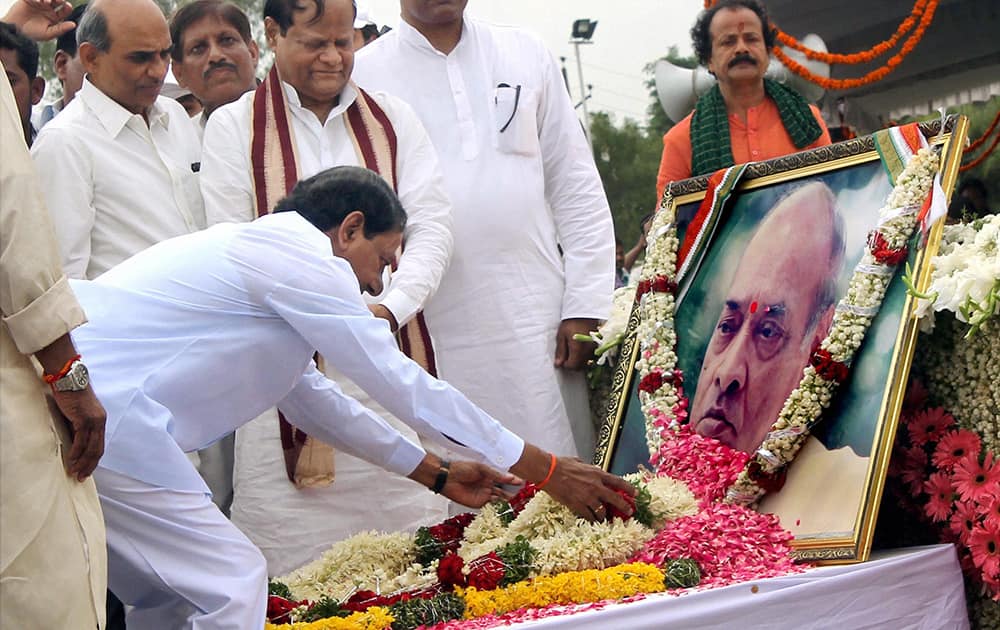 Telangana Chief Minister K Chandrasekhar Rao garlanding the portrait of late Prime Minister P. V. Narasimha Rao during his birth anniversary in Hyderabad.