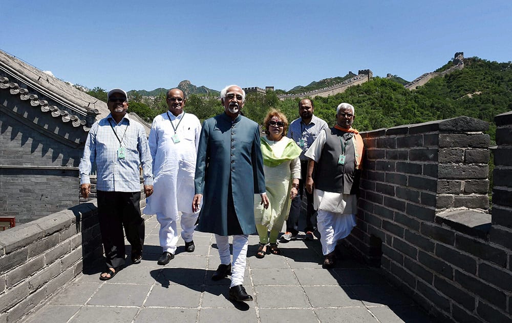 Vice President Hamid Ansari accompanied by his wife Salma Ansari and Rajya Sabha MPs at the Great Wall of China.