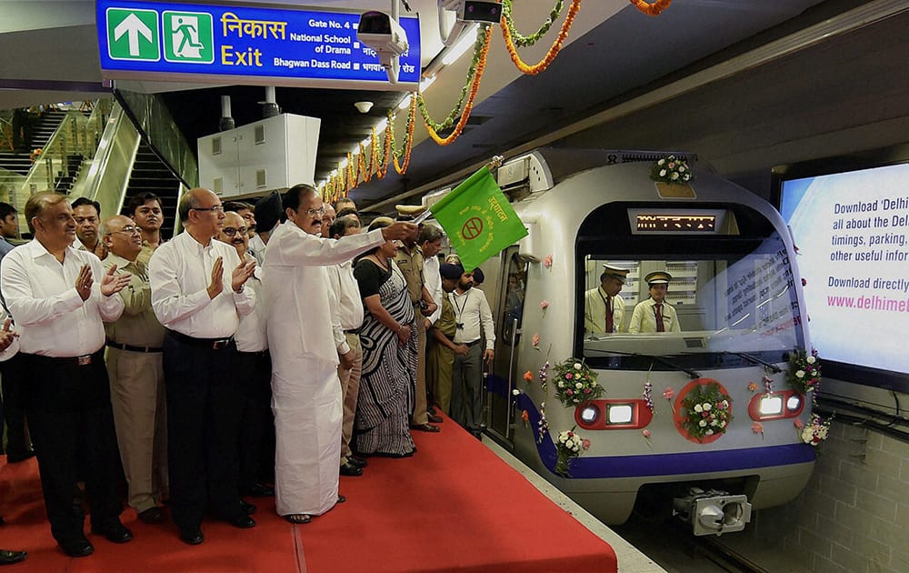 Min for Urban Devl Venkaiah Naidu flags off a Metro train at the Mandi House station during the opening of Mandi House-Central Secretariat line. DMRC MD Mangu Singh is also seen.