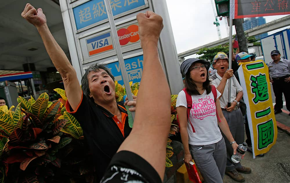 Pro-Taiwan supporters shout slogans to denounce the visiting Zhang Zhijun, minister of Beijing’s Taiwan Affairs Office, as he meets with officials at the city hall in New Taipei City, Taiwan.