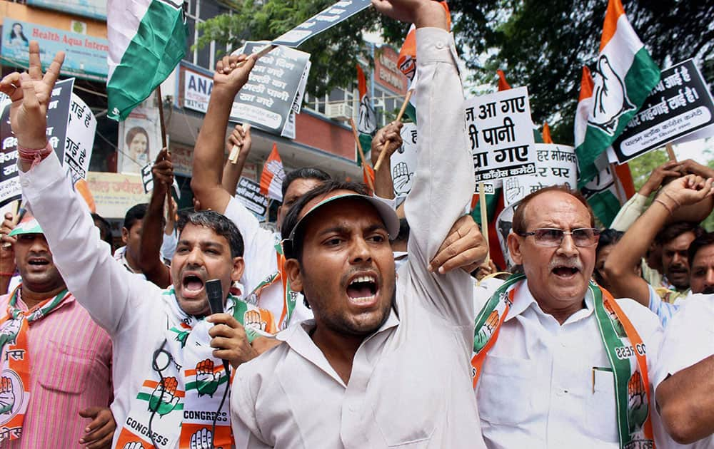 Former Congress MP Ramesh Kumar with party workers protest against the power and water crisis in Palam Colony, New Delhi.