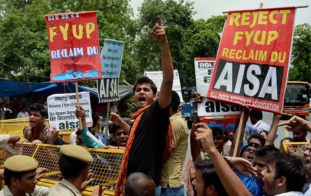 Members of AISA staging a demonstration demanding roll back of FYUP in front of Shastri Bhawan in New Delhi.