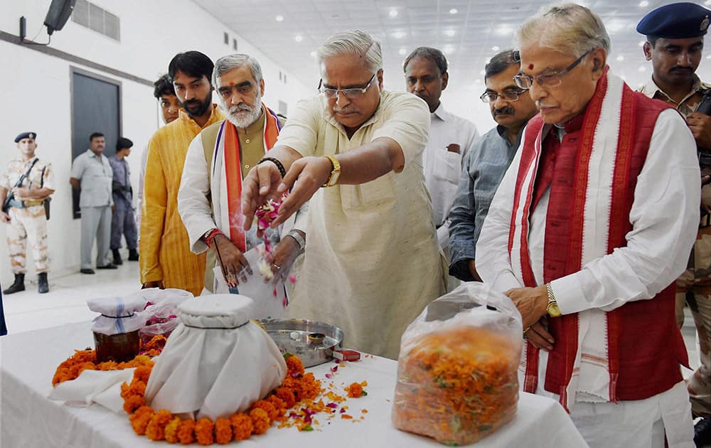 RSS leader Suresh (Bhaiyaji) Joshi (L) along with BJP leader Murli Manohar Joshi paying tribute to the victims of Kedarnath Tragedy on its first anniversary in New Delhi.