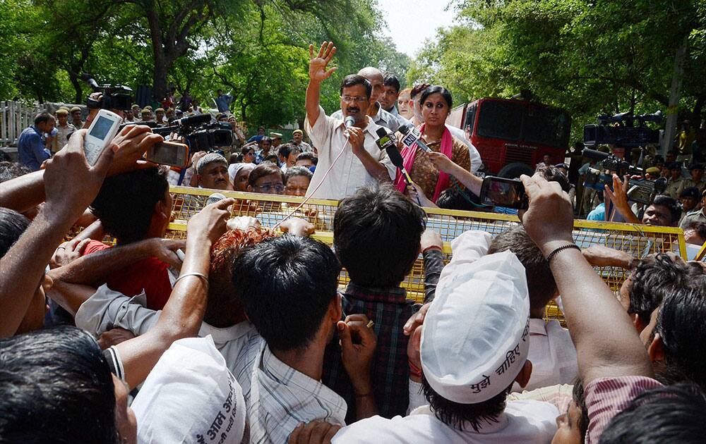 Former Chief Minister of Delhi and AAP convenor Arvind Kejriwal interacting with the e-rickshaw drivers after meeting Lt. Governor Najeeb Jung about their licence and related issues in New Delhi.