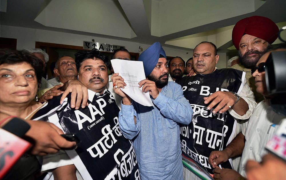 DPCC President Arvinder Singh Lovely along with party workers showing a letter to the media regarding the assurance given by Delhi Chief Secreatary on the problem of electricity, after a protest by them over the issue at Delhi Secretariat in New Delhi.