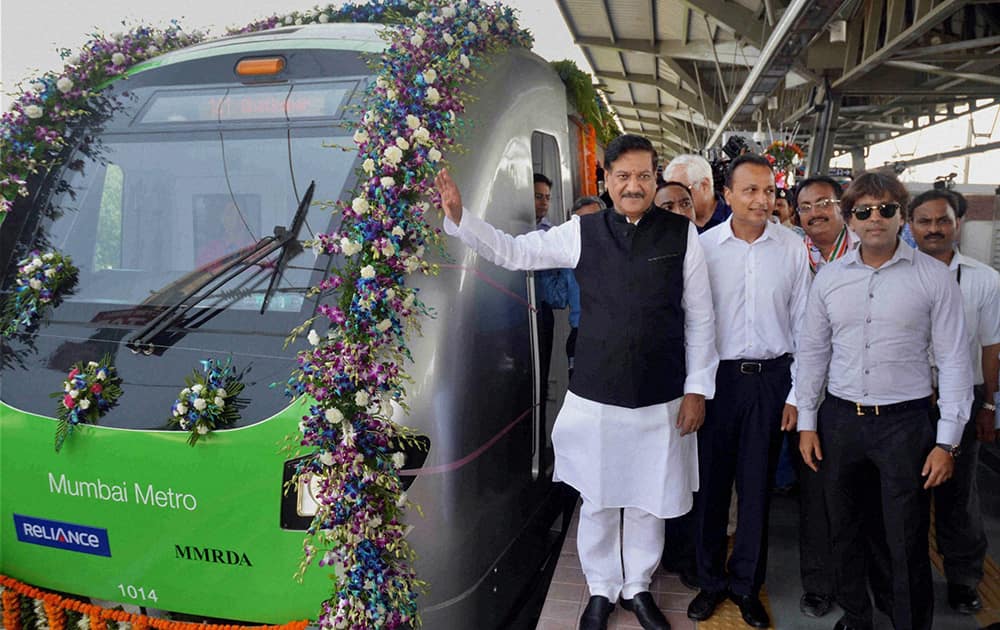 MAHARASHTRA CHIEF MINISTER PRITHVIRAJ CHAVAN INAUGURATES MUMBAI`S FIRST METRO STARTING FROM VERSOVA STATION TOWARDS GHATKOPAR STATION, IN THE PRESENCE OF ANIL AND TEENA AMBANI.