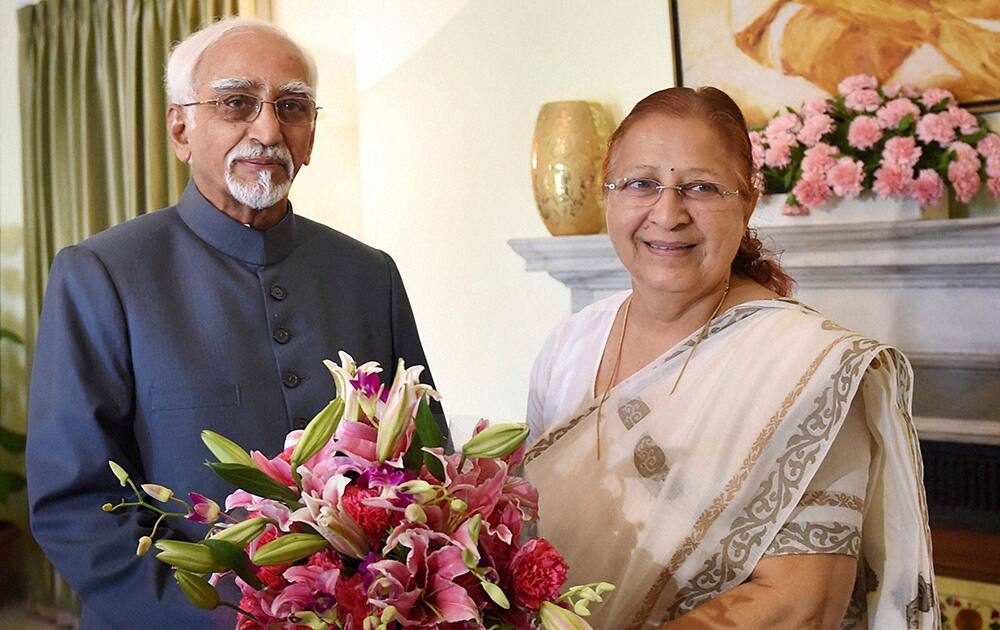 Lok Sabha Speaker Sumitra Mahajan presents a bouquet to Vice President Hamid Ansari at a meeting in New Delhi.