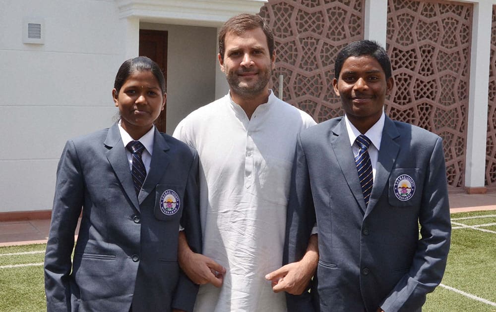 Congress Vice Prasident Rahul Gandhi with 13 years youngest girl from Andhra pradesh Poorna, who became the youngest girl to climb Mount Everest and Master Anand Kumar during their meeting at his rasidence in New Delhi.