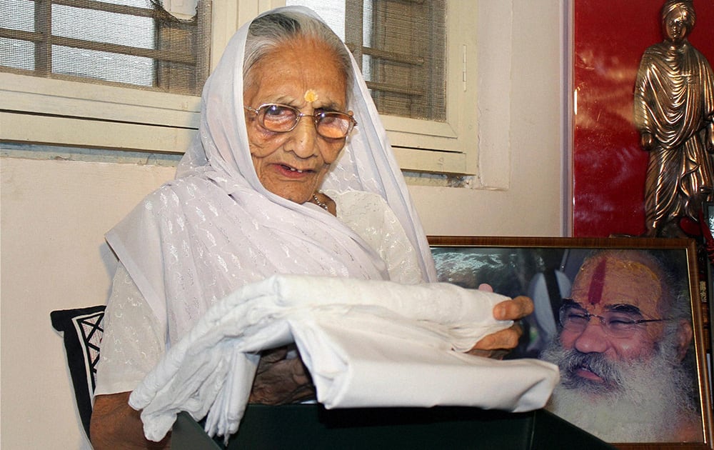 Prime Minister Narendra Modi`s mother Hiraba looking at the saree sent by Pak PM.