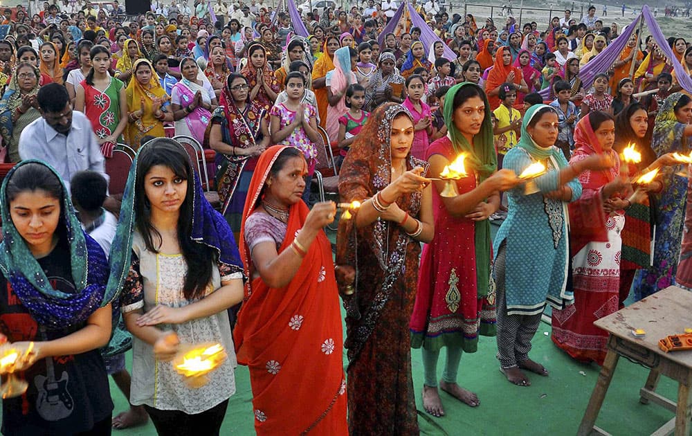 Women performing Ganga Aarti.