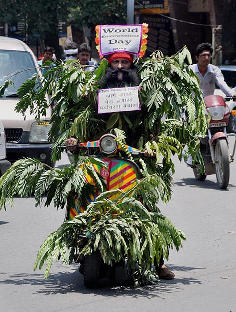 Guinness Record holder Rajendra Tiwari during an awareness programe on the occasion of World Environment Day in Allahabad.