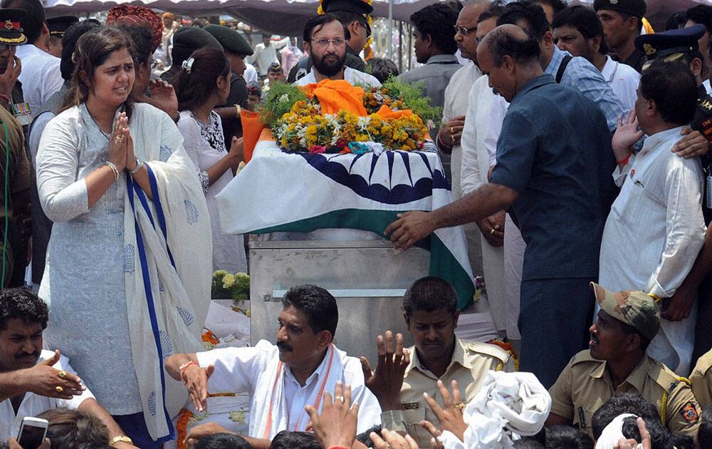 Pankaja Munde, the daughter of late Rural Affairs Minister Gopinath Munde attends his funeral in Parali.