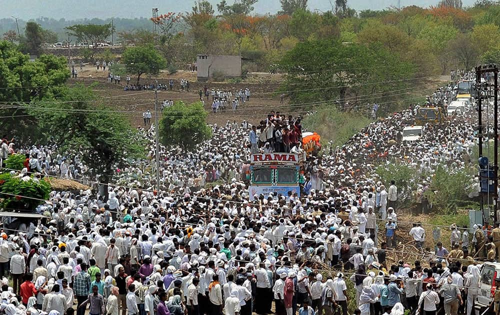 People attend the funeral of Rural Affairs Minister Gopinath Munde in Parali.