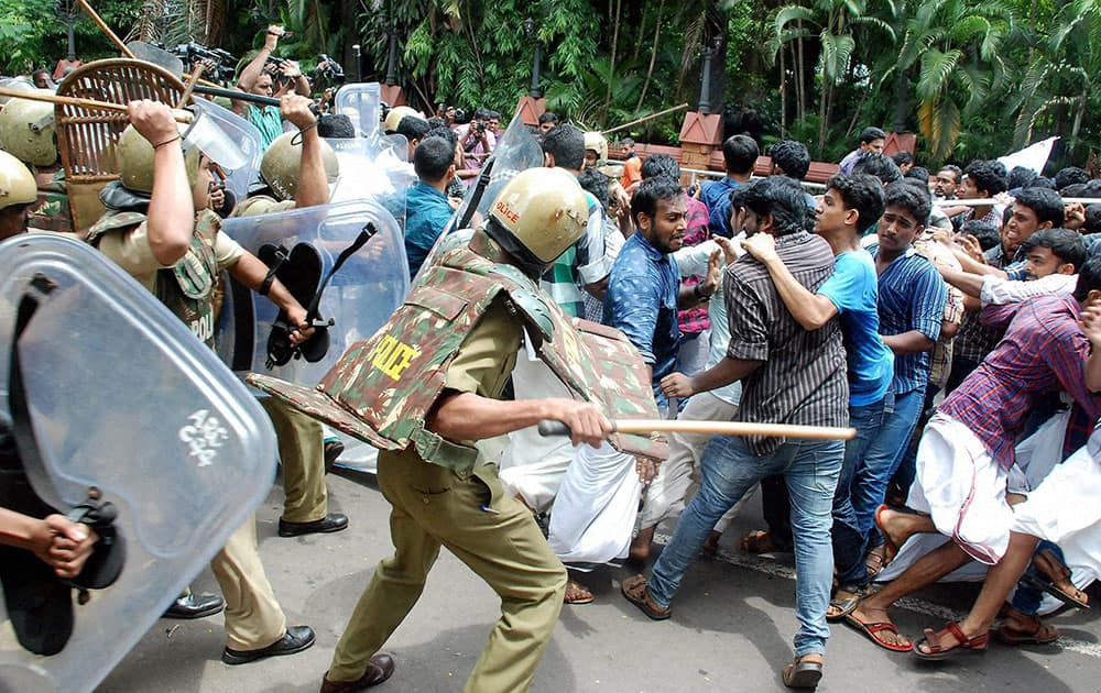 Police lathi charge SFI workers who were protesting over various issues in Kozhikode.