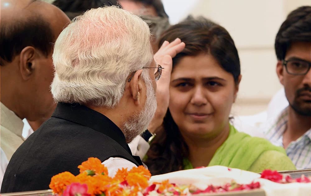 Prime Minister Narendra Modi consoles the daughter of Union minister Gopinath Munde after paying respect to his mortal remains at the BJP headquarters in New Delhi on Tuesday. Munde died on Tuesday morning in a road accident in New Delhi.