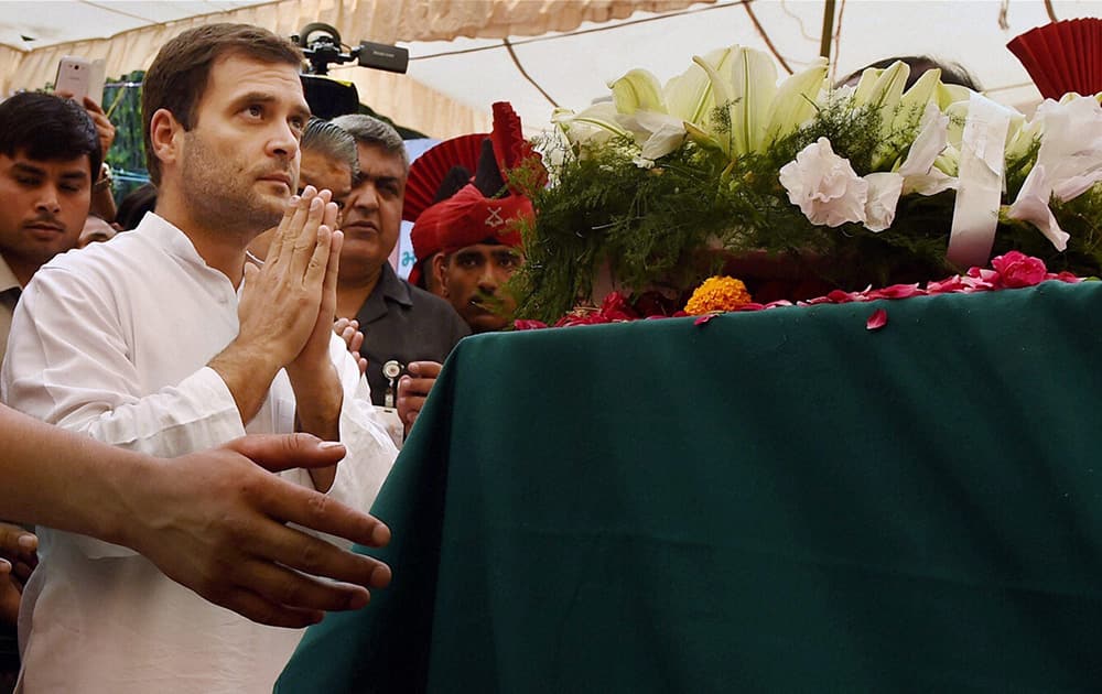 Congress Vice President Rahul Gandhi paying his respect to the mortal remains of Union minister Gopinath Munde at the BJP headquarters in New Delhi on Tuesday. Munde died on Tuesday morning in a road accident in New Delhi.