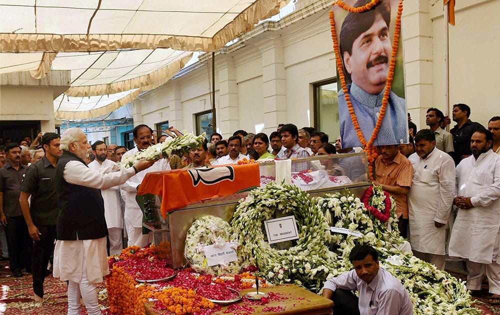 Prime Minister Narendra Modi paying his last respect to the mortal remains of Union minister Gopinath Munde at the BJP headquarters in New Delhi on Tuesday. Munde died on Tuesday morning in a road accident in New Delhi.